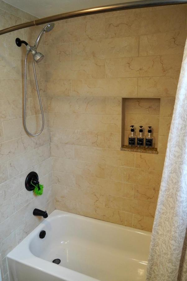 Villa Cozy Family Hideaway, Sleeps 8, 4 Tv'S Yard, Shops à Simi Valley Extérieur photo